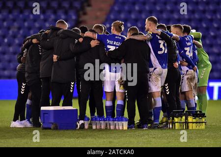 Oldham, Royaume-Uni. 01 février 2020. Oldham, ANGLETERRE - 1 FÉVRIER Huddle après le match de la Sky Bet League 2 entre Oldham Athletic et Bradford City à Boundary Park, Oldham le samedi 1 février 2020. (Crédit: Eddie Garvey | MI News) la photographie ne peut être utilisée qu'à des fins de rédaction de journaux et/ou de magazines, licence requise à des fins commerciales crédit: Mi News & Sport /Alay Live News Banque D'Images