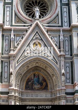 Façade, tympan et fenêtre rose, Santa Maria del Fiore, Florence Banque D'Images