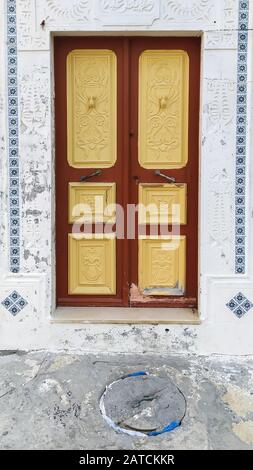 Vieille porte peinte traditionnelle dans un quartier historique ou Medina, Tunisie. Image texture colorée d'architecture musulmane. Banque D'Images