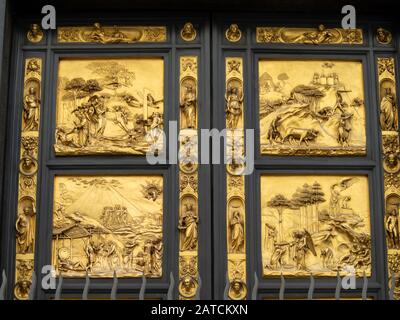 Adam et Eve, Caïn et Abel, Noah, Abraham panneaux dorés des portes du Paradis, par Lorenzo Ghiberti, portes du Baptistère de Florence Banque D'Images