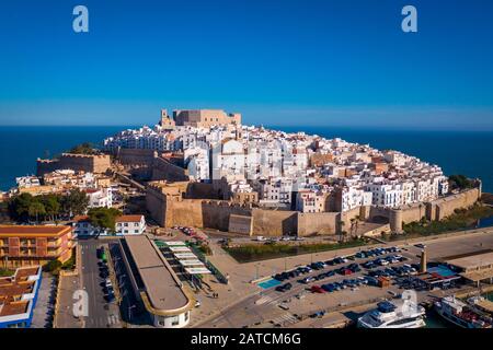 Vue aérienne sur le palais papal et la vieille ville fortifiée entourée de bastions et de murs à Peniscola Espagne Banque D'Images