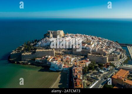 Vue aérienne sur le palais papal et la vieille ville fortifiée entourée de bastions et de murs à Peniscola Espagne Banque D'Images