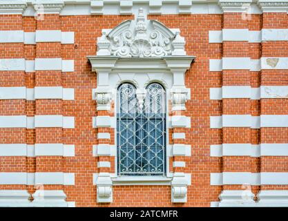 Close-up de l'antique vintage arch fenêtre avec deorative fonte peint blanc antique blanc lattice et modèles en plâtre Banque D'Images