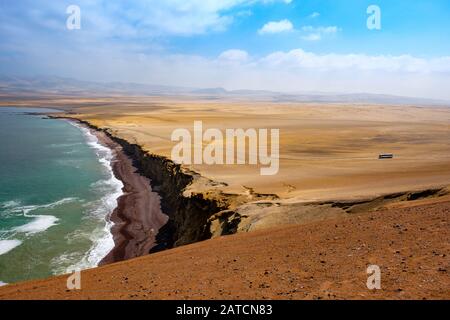 Côte péruvienne, Mirador Istmo II, belvédère à Paracas Réserve nationale zone protégée désert, océan et rouge vue sur la plage paysage, ICA, Paracas, Pérou Banque D'Images