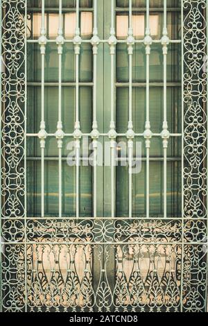 Grille de fenêtre en fer forgé ancien Banque D'Images