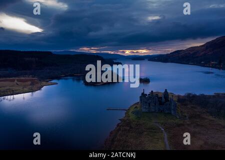 Vue aérienne sur le château de Kilchun au coucher du soleil pittoresque en Ecosse - point de vue drone Banque D'Images