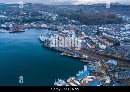 Une drone de haute altitude pousse sur le port pittoresque avec le terminal de ferry d'Oban en Écosse Banque D'Images