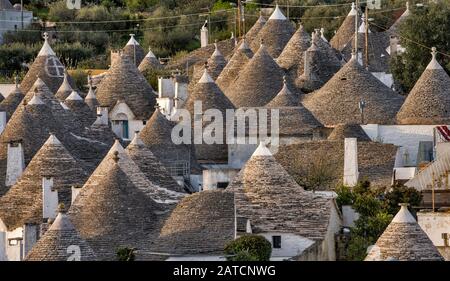 Toits de maisons trulli coniques à Rione Monti, vue depuis le point de vue de Santa Lucia, à Alberobello, dans les Pouilles, Italie Banque D'Images