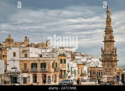 Saint Orontius Colonne, 18e siècle, à Piazza della Liberta dans le centre historique d'Ostuni, Pouilles, Italie Banque D'Images