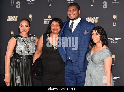 Miami, États-Unis. 01 février 2020. Calais Campbell arrive sur le tapis rouge à la Adrienne Arsht Centre for the NFL Honors lors de la semaine Super Bowl LIV à Miami le samedi 1er février 2020. Photo de David Tulis/UPI crédit: UPI/Alay Live News Banque D'Images