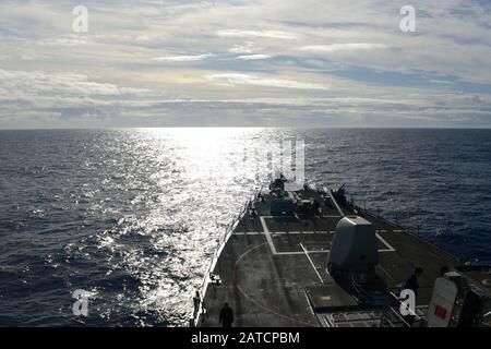 OCÉAN Pacifique (janv 29. 2020) Le destroyer USS Russell (DDG 59) de la classe Arleigh Burke transite l'océan Pacifique le 29 janvier 2020. Russell, qui fait partie du Theodore Roosevelt Carrier Strike Group, est sur le point de déployer l'Indo-Pacific. (ÉTATS-UNIS Photo marine par Spécialiste Communication de masse 3ème classe Sean Lynch) Banque D'Images