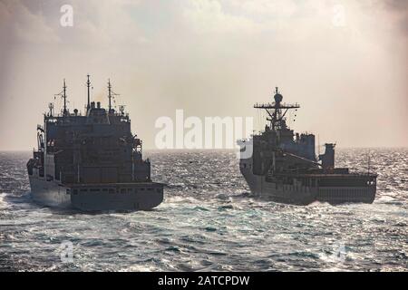 200129-N-GR168-1001 GOLFE D'ADEN (JANV 29, 2020) le navire de débarquement amphibie USS Oak Hill (LSD 51), à droite, tire le long du navire de cargaison sèche et de munitions USNS Wally Schirra (T-AKE 8). Oak Hill, avec le Groupe de préparation amphibie de Bataan et avec la 26ème unité expéditionnaire marine embarqué, est déployé dans la 5ème zone d'opérations de la flotte américaine à l'appui des opérations navales pour assurer la stabilité et la sécurité maritimes dans la région centrale, Relier la Méditerranée et le Pacifique à travers l'ouest de l'océan Indien et trois points de départ stratégiques. (ÉTATS-UNIS Photo marine par Mass Communication Specialis Banque D'Images