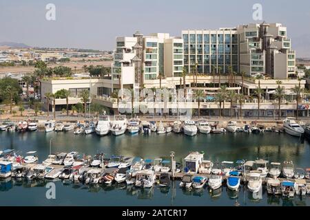 Port de plaisance d'Eilat et U Magic Palace Hotel sur le front de mer du golfe d'Aqaba dans le sud d'Israël Banque D'Images