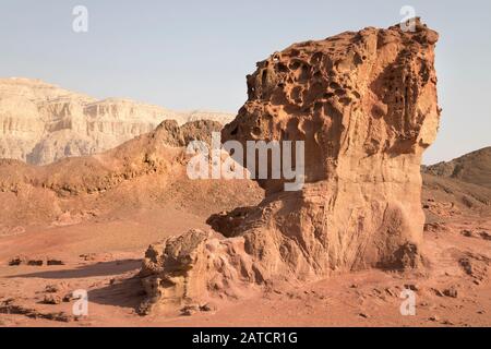 hoodoo en grès rouge dans le désert du Néguev, Israël Banque D'Images
