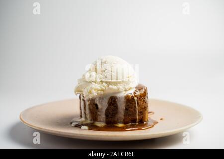 Pudding de caramel collant avec glace à la vanille Banque D'Images