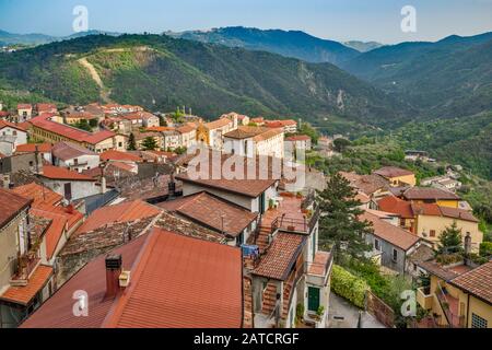 Hill Ville De Taverna, Sila Piccola Montagnes, Southern Apennines, Sila National Park, Calabre, Italie Banque D'Images