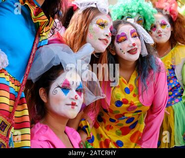 Les jeunes filles mexicaines vêtues d'un clown hudled à Oaxaca Banque D'Images