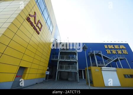 Vue d'un magasin IKEA fermé lors de l'éclosion du nouveau coronavirus et de la pneumonie à Hangzhou, dans la province du Zhejiang en Chine orientale, le 30 janvier, Banque D'Images