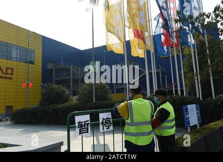 Les travailleurs chinois ont mis en place des barrières dans un magasin IKEA fermé lors de l'éclosion du nouveau coronavirus et de la pneumonie à Hangzhou, dans l'est de la Chine Zhejian Banque D'Images