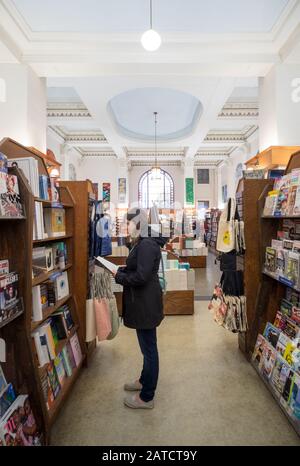 Un client parcourt les étagères au Munro's Books, un grand magasin de livres indépendants à Victoria, Colombie-Britannique, Canada. Banque D'Images