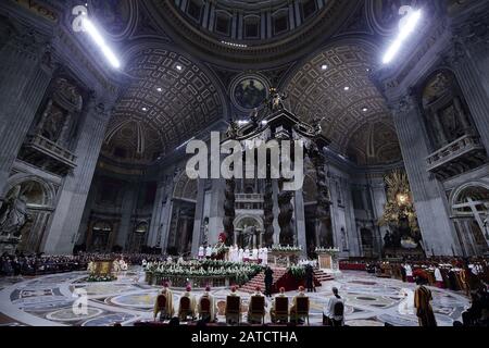 Vatican. 01 février 2020. Le pape FRANÇOIS célèbre la messe pour la fête de la présentation du Seigneur dans la basilique Saint-Pierre au Vatican. Crédit: Zuma Press, Inc./Alay Live News Banque D'Images