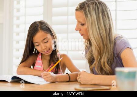 L'aide de l'enseignant avec ses devoirs d'étudiant Banque D'Images