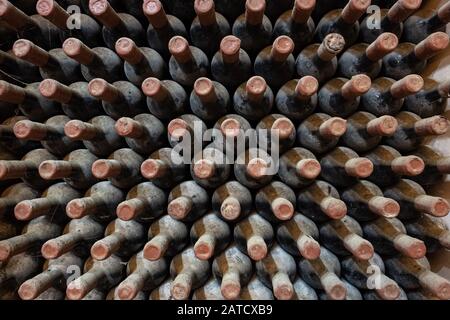 Les bouteilles de vin empilées dans ancienne cave à vin close-up contexte Banque D'Images