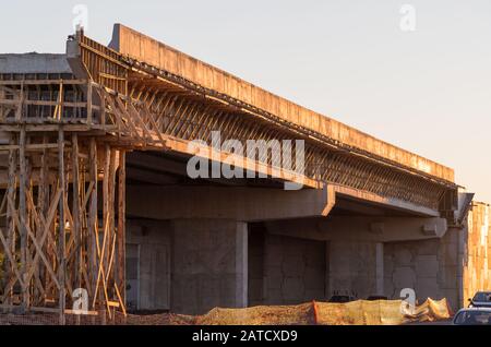 Travaux de construction d'un viaduc sur une autoroute fédérale dans la ville de Santa Maria, RS, Brésil. Travaux de génie en construction du viaduc. Road infrastru Banque D'Images