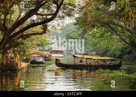 Beau paysage de l'arrière-plan de Kerala avec des bateaux à la maison traditionnels au coucher du soleil Banque D'Images