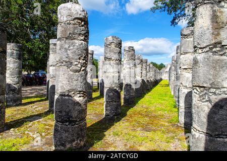 Le Groupe Des Mille colonnes est une vaste place qui a la forme d'un quadrilatère irrégulier relié aux ruines antiques du Temple du Banque D'Images