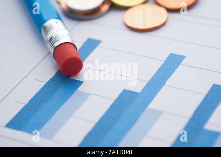 Gros plan du graphique à barres et du crayon sur papier Banque D'Images