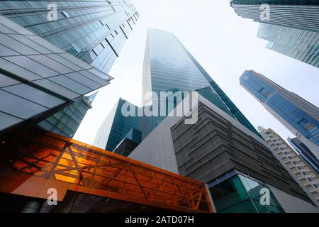 Vue à faible angle sur les bâtiments modernes en verre de Singapour Banque D'Images