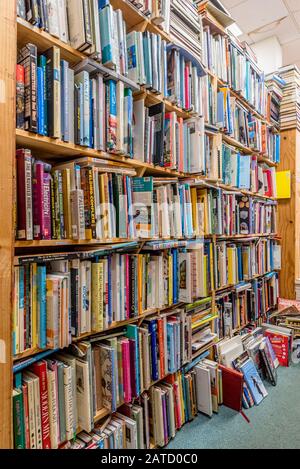 Kailua, Hawaii/USA- 30 décembre 2019: Piles de livres d'occasion sur des étagères en bois à vendre dans une librairie d'occasion à Kailua, Hawaï Banque D'Images