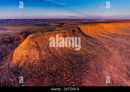 Vue aérienne au coucher du soleil sur les chaînes de George Gill, près de Kings Creek, dans la partie reculée du territoire du Nord, en Australie Banque D'Images