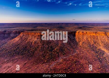 Vue aérienne au coucher du soleil sur les chaînes de George Gill, près de Kings Creek, dans la partie reculée du territoire du Nord, en Australie Banque D'Images