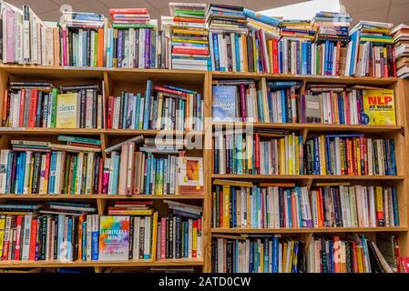 Kailua, Hawaii/USA- 30 décembre 2019: Piles de livres d'occasion sur des étagères en bois à vendre dans une librairie d'occasion à Kailua, Hawaï Banque D'Images