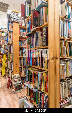 Kailua, Hawaii/USA- 30 décembre 2019: Piles de livres d'occasion sur des étagères en bois à vendre dans une librairie d'occasion à Kailua, Hawaï Banque D'Images