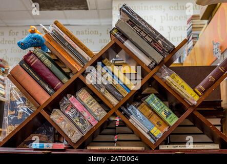 Kailua, Hawaii/USA- 30 décembre 2019: Piles de livres d'occasion sur des étagères en bois à vendre dans une librairie d'occasion à Kailua, Hawaï Banque D'Images