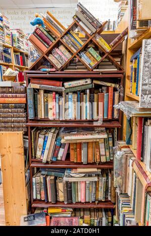 Kailua, Hawaii/USA- 30 décembre 2019: Piles de livres d'occasion sur des étagères en bois à vendre dans une librairie d'occasion à Kailua, Hawaï Banque D'Images