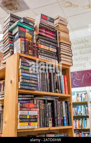 Kailua, Hawaii/USA- 30 décembre 2019: Piles de livres d'occasion sur des étagères en bois à vendre dans une librairie d'occasion à Kailua, Hawaï Banque D'Images