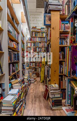 Kailua, Hawaii/USA- 30 décembre 2019: Piles de livres d'occasion sur des étagères en bois à vendre dans une librairie d'occasion à Kailua, Hawaï Banque D'Images