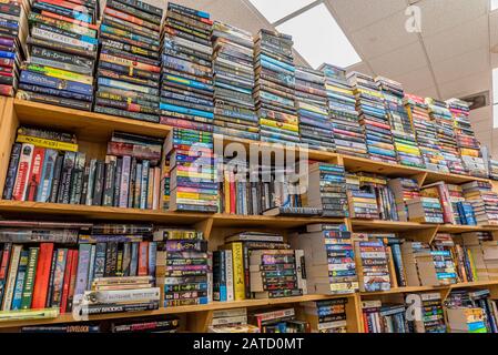 Kailua, Hawaii/USA- 30 décembre 2019: Piles de livres d'occasion sur des étagères en bois à vendre dans une librairie d'occasion à Kailua, Hawaï Banque D'Images