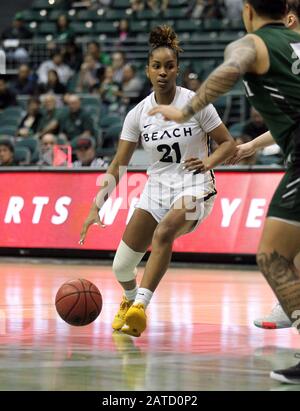 1 février 2020 - le garde de 49 ans de long Beach State Shanaijah Davison (21) dribbles pendant un match entre le Hawai'i Rainbow Wahine et l'État de long Beach 49 personnes au Centre Stan Sheriff à Honolulu, HI - Michael Sullivan/CSM Banque D'Images