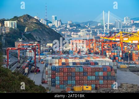 Vladivostok, Russie-29 septembre 2019: Paysage avec vue sur le port commercial, les conteneurs, les grues et les navires. En arrière-plan, le terrain de la ville Banque D'Images