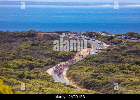 Geelong, Australie. 02 février 2020. 2 février 2020: Geelong, AUSTRALIE - 2 FÉVRIER 2020: Le peloton rounds Bells Beach pendant la course 2020 Cadel Evans Great Ocean Road crédit: Chris Putnam/ZUMA Wire/Alay Live News crédit: Zuma Press, Inc./Alay Live News Banque D'Images