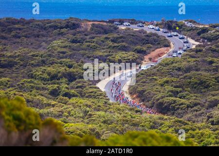 Geelong, Australie. 02 février 2020. 2 février 2020: Geelong, AUSTRALIE - 2 FÉVRIER 2020: Le peloton rounds Bells Beach pendant la course 2020 Cadel Evans Great Ocean Road crédit: Chris Putnam/ZUMA Wire/Alay Live News crédit: Zuma Press, Inc./Alay Live News Banque D'Images