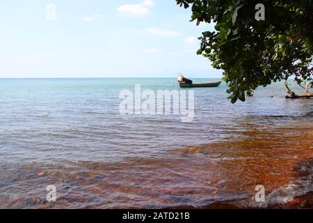 Magnifique scène estivale idyllique d'un bateau de pêche traditionnel amarré au large de la côte de Kep, au Cambodge Banque D'Images