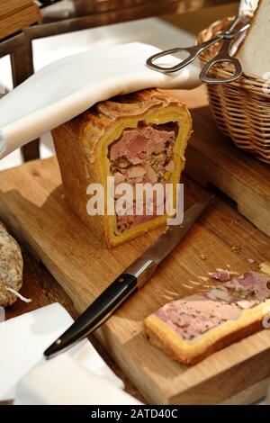 Pâté en Croûte pour le petit-déjeuner de la cuisine étoilé au Michelin au Château de Bagnols en France Banque D'Images