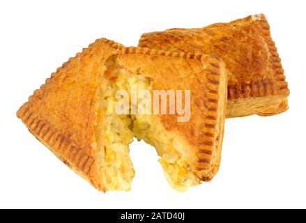 Deux tranches de pâte salée au fromage et à l'oignon isolées sur fond blanc Banque D'Images