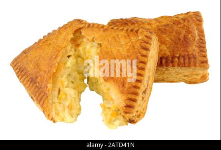 Deux tranches de pâte salée au fromage et à l'oignon isolées sur fond blanc Banque D'Images